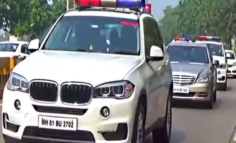  मुकेश अंबानी की सिक्युरिटी के काफिले में अधिकतर मर्सिडीज की AMG G63 मॉडल की कारें शामिल होती हैं।