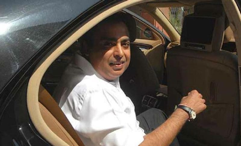 इन कार के काफिले में मुकेश अंबानी के साथ करीब 55 सुरक्षाकर्मी तैनात होते हैं। जिनमें 10 NSG और SPG कमांडो के साथ पुलिस के बेहद सिलेक्टेड जवान भी होते हैं। जैसे ही अंबानी कार से उतरते हैं तो NSG और SPG के कमांडोज लेटर बनाकर उनको चारों तरफ चलने लगते हैं।