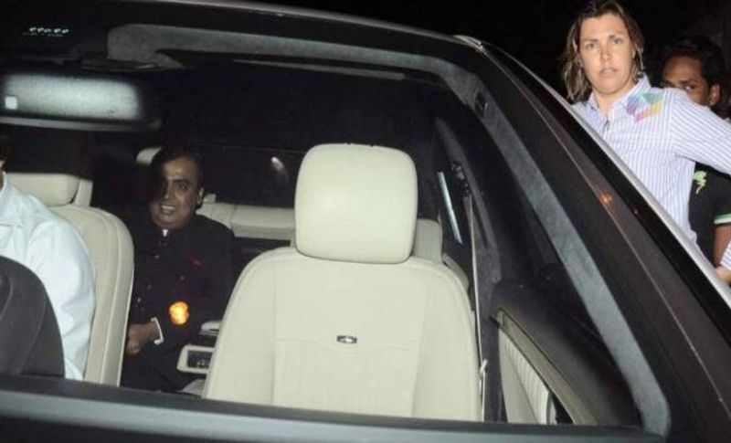 बताया जाता है कि मुकेश अंबानी कहीं भी हो, लेकिन अगर BMW 760Li और दूसरी मर्सिडीज बेंज S660 गार्ड कार खड़ी है तो उसके आसपास भी पुलिस और आईबीटी के जवान अपनी पैनी नजर से सुरक्षा करते रहते हैं। सरकारी जेड कैटेगरी सुरक्षा के अलावा भी अंबानी की अपनी पर्सनल सिक्योरिटी भी होती है जो उन्हें घेरे रहती है।