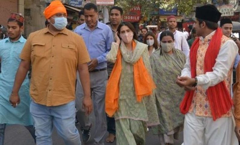 एक दिन पहले सारा गुरुवार को अपने छोटे भाई से मिलने करीना कपूर और सैफ अली खान के घर पहुंची थीं। बताया जाता है कि इस दौरान वो कई गिफ्ट्स भी लेकर आईं थी अपने छोटे भाई को देने के लिए।
