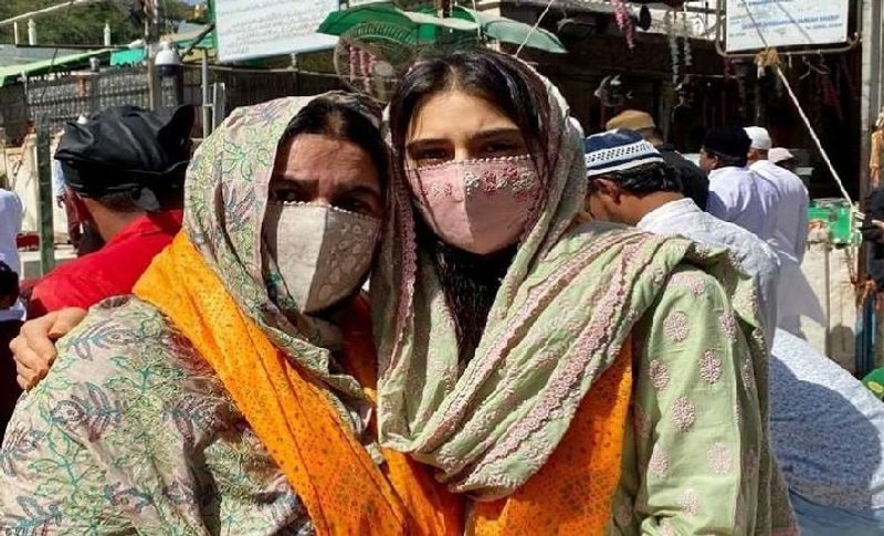 दरगाह में चादर चढ़ाने के दौरान मां-बेटी ने मां-बेटी ट्रडिशनल ड्रेस पहनी हुई थी। इसके अलावा दोनों ने चेहरे पर मास्क भी लगाया हुआ था। वहीं सारा ने दुपट्टा सिर पर ओढ़ रखा था। चादर चढ़ाने के बाद उन्होंने इंस्टाग्राम पर तीन तस्वीरें शेयर की और 'जुमा मुबारक' लिखा।