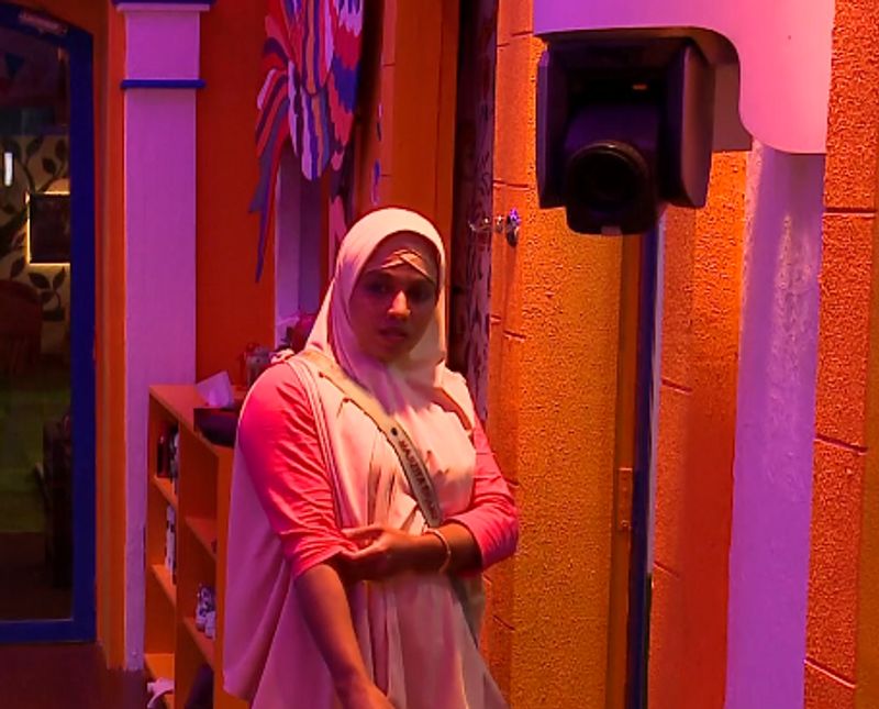 ജയിലില് ഉള്ള ആളുമായി സംസാരിച്ചുകൊണ്ടിരിക്കുകയാണ് അത് കഴിഞ്ഞയുടൻ വരാമെന്നും മജ്സിയ പറഞ്ഞു.