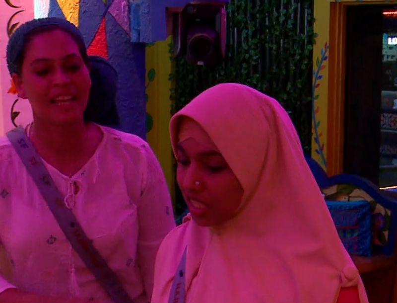 ക്യാപ്റ്റനോട് പരാതി പറയാൻ സജ്ന പോകുകയും ചെയ്തു. വസ്ത്രം മുക്കിവച്ചത് മാറ്റിത്തരണമെന്ന് പറഞ്ഞുവെന്ന് സജ്ന വ്യക്തമാക്കി. ഒരു മിനിട്ട് എന്റെ തുണി കഴുകി താൻ ബക്കറ്റ് തരാം എന്ന് മണിക്കുട്ടൻ പറഞ്ഞു. താൻ സംസാരിക്കുന്ന രീതിയില് തന്നെയാണ് പറഞ്ഞത്, അത് വേറെ രീതിയിലാക്കി മാറ്റിയതാണെന്നും സജ്ന പറഞ്ഞു. അതിനിടയില് സജ്ന വസ്ത്രം അലക്കാൻ എത്തുകയും ചെയ്തു. മണിക്കുട്ടൻ ബക്കറ്റില് നിന്ന് വസ്ത്രം മാറ്റി സജ്നയ്ക്ക് കൊടുക്കുകയും ചെയ്തു. അപോഴാണ് മജ്സിയ അലക്കുന്ന മുറി തനിക്ക് വിട്ടുതരുമോയെന്ന് സജ്ന ചോദിച്ചത്. താൻ എപോഴും ആ മുറിയിലാണ് കുളിക്കുന്നത് എന്നുമായിരുന്നു സജ്ന പറഞ്ഞു. വിഷയം തര്ക്കമാകുന്നുവെന്ന് മനസിലായപ്പോള് കഴുകിക്കഴിഞ്ഞിട്ട് മജ്സിയ മാറിയാല് മതിയെന്ന് സജ്ന പറഞ്ഞു. ഒടുവില് തനിക്ക് ഒരുപാട് വിഷയങ്ങള് വന്നതുകൊണ്ട് സംസാരിച്ച രീതി മോശമായിപോയതാണ് എന്നും സജ്ന പറഞ്ഞു.