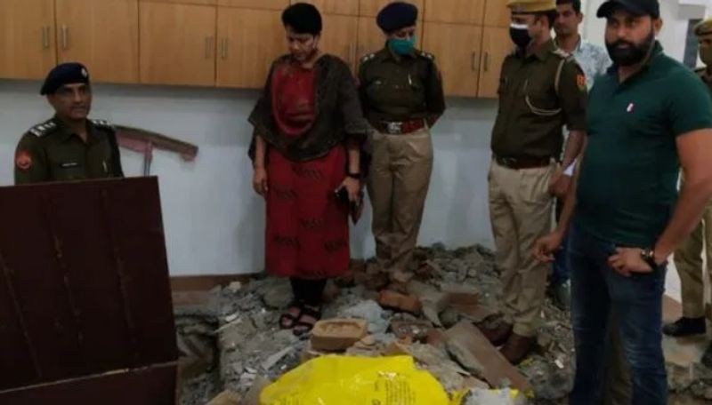 ताकि न हो शक के लिए किया था चोरों ने ये काम
जांच में यह बता सामने आई कि खरीदे गए मकान में सुरंग बनाकर चोर डॉक्टर के बेसमेंट तक पहुंचे और फर्श खोदकर चांदी के तीनों बक्शे निकाल लिए। फिर फर्श को पक्का कर ऊपर से ऐसे ढंक दिया कि किसी को शक न हो। उन्होंने सुरंग का मुंह भी बंद कर दिया था।

