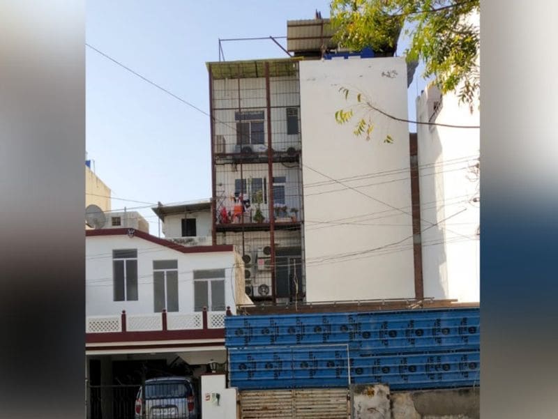 ..तो इस कारण हुई चोरों को चांदी की जानकारी
एसीपी रायसिंह बेनीवाल ने बताया कि इस गिरोह में दो या तीन अधिक लोगों के शामिल होने का अंदेशा लग रहा है. डॉक्टर के करीबी लोग ही इसमें शामिल हो सकते हैं, क्योंकि उन्हें अच्छे से पता था कि घर के बेसमेंट में चांदी का बॉक्स है और कहां रखा है। वहीं कुछ संदिग्ध लोगों को हिरासत में लिया गया। जल्द पूरे मामले का खुलासा किया जाएगा।
