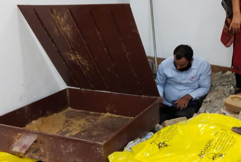 तीन बाक्सों में भरी थी चांदी
डॉक्टर दंपति ने करीब तीन महीने पहले अपने घर के बेसमेंट में जमीन के नीचे तीन बक्सों में चांदी भरकर उन्हें गाड़ दिया था और इसके बाद फर्श को ऊपर से पक्का कर दिया था। लेकिन, चोरों को इसकी जानकारी मिल गई थी।