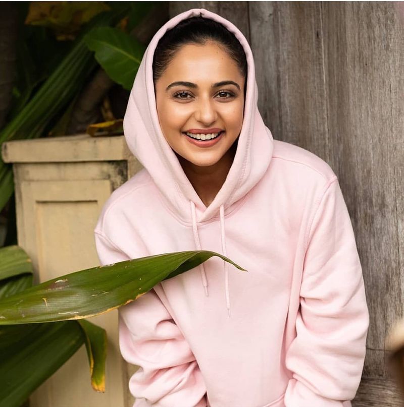 ప్రస్తుతం హిందీలో రకుల్ `ఎటాక్`, `అయలాన్`, `సర్ధర్ అండ్ గ్రాండ్సన్`, `మేడే`, `థ్యాంక్ గాడ్` చిత్రాల్లో నటిస్తూ ఫుల్ బిజీగా ఉంది. తమిళంలో `ఇండియన్ 2`లో నటిస్తుంది. కానీ ఈ సినిమా దాదాపుగా ఆగిపోయినట్టే కనిపిస్తుంది.