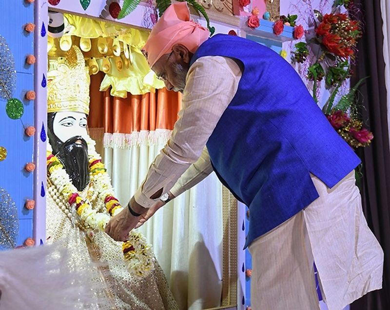 बताते चले कि 22 फरवरी 2016 को पीएम नरेंद्र मोदी और दिल्ली के सीएम अरविंद केजरीवाल भी अलग-अलग दर्शन करने पहुंचे थे।
(फाइल फोटो)