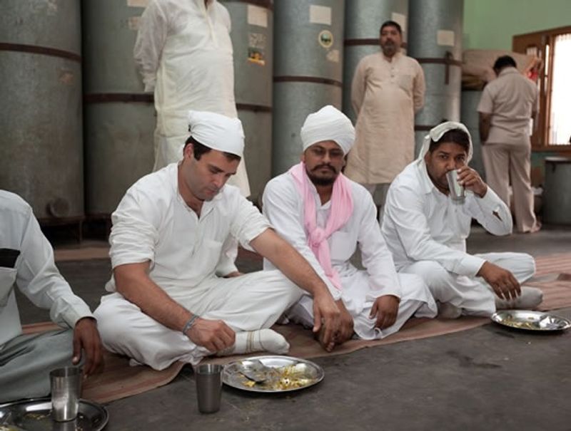 नवंबर 2011 में राहुल गांधी दर्शन पूजन करने आए थे और लंगर भी खाए थे। जबकि इसके पहले 21 फरवरी 2008 को बसपा प्रमुख मायावती संत रविदास मंदिर में दर्शन पूजन को पहुंची थी। तब उन्होंने सोने की पालकी का अनावरण किया था।
(फाइल फोटो)