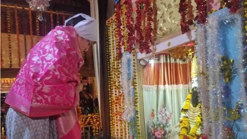 दूसरी बार प्रियंका तो पहली बार अखिलेश टेंकें मत्था
संत रविदास की जन्म स्थली सीरगोवर्धन में उनकी 644वीं जयंती के दिन शनिवार को कांग्रेस की राष्ट्रीय महासचिव प्रियंका गांधी दर्शन पूजन करने पहुंचीं। बता दें कि वो साल 2020 में भी यहां आई थी और लंगर भी किया था। वहीं, पहली बार सपा मुखिया पूर्व मुख्यमंत्री अखिलेश यादव मत्था टेकने पहुंचें। दोनों ही अलग अलग समयों पर रैदासियों और संत निरंजनदास से मुलाकात भी किए।
(फाइल फोटो)