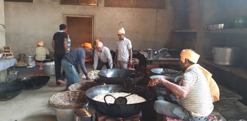 कोरोना काल में भी नहीं बंद हुआ था लंगर
संत की जन्मस्थली पर अब तो साल भर लंगर चलता रहता है। यहां आने वाले भक्त और श्रद्धालुओं को प्रेम से लंगर छकाया जाता है। कोरोना काल मे भी यहां पर लंगर चलता रहा। मैनेजर निर्मल सिंह ने बताते कि कोरोना काल में आसपास की बस्ती और जरूरतमंद लोगों के खाने की व्यवस्था की गई थी। यहां साल भर 50 से लेकर हजार लोगों के लंगर की व्यवस्था की जाती है।