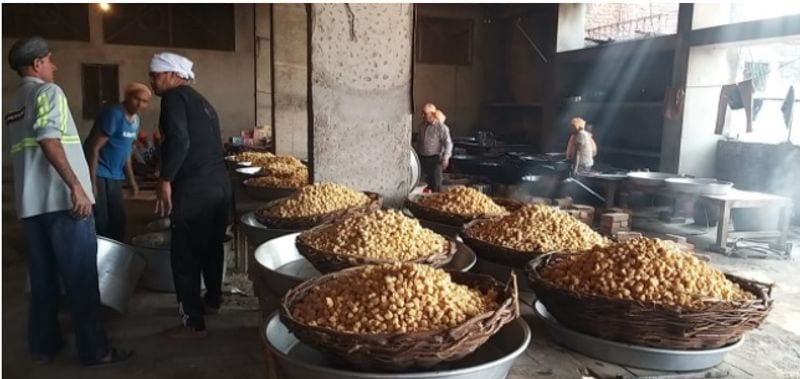 एक साथ 2 हजार लोग कर सकते हैं लंगर
लंगर की रसोइ में मिठाई और मठरी बनाने का काम काफी तेजी से चल रहा है। ट्रस्टी के एल सरोए ने बताते हैं कि इस बार संगत कम होने के कारण 1500-2000 सेवादार लगे हैं। श्रद्धालुओं के लिए तीन लंगर हॉल बनाए गए हैं, जिसमें एक साथ 2000 लोग बैठकर खाना खा सकते हैं। मैनेजर निर्मल सिंह ने बताते कि आटा, चावल, दाल, चीनी, घी, तेल, रिफाइंड, देशी घी भी पंजाब से आ चुका है।