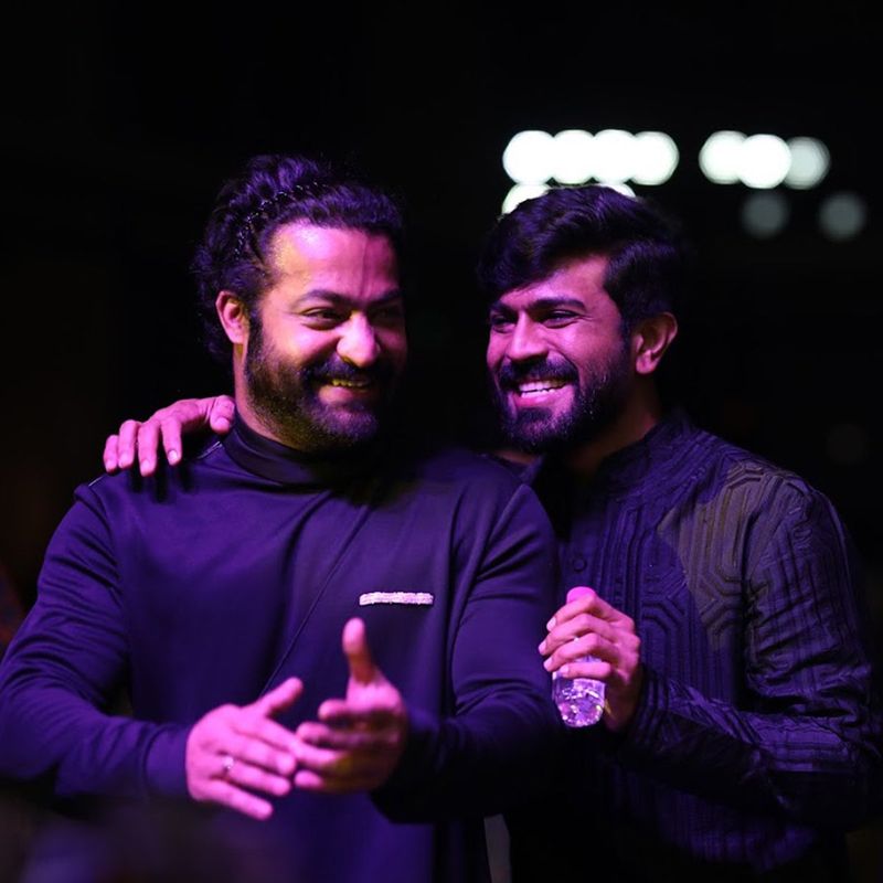 ప్రస్తుతం సినిమా షూటింగ్ చివరి దశకు చేరుకుంది. ఇప్పుడు `ఆర్ఆర్ఆర్` షూట్కి కాస్త బ్రేక్ తీసుకున్నారు. అయితే ఈ విషయంలో ఎన్టీఆర్, రామ్చరణ్ రాజమౌళి మాటని పక్కన పెట్టేసినట్టు కనిపిస్తుంది.