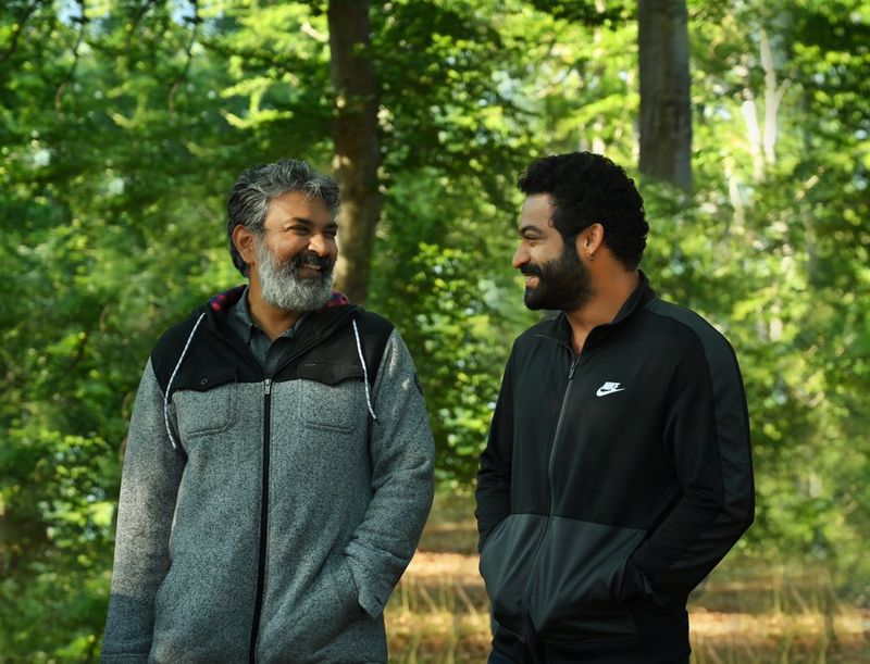 గతంలో `మీలో ఎవరు కోటీశ్వరుడు` నాగార్జున, చిరంజీవిలతో నిర్వహించారు. ఈ సారి హోస్ట్ ని మార్చాలని నిర్ణయించారు. ఎన్టీఆర్ని ఫైనల్ చేసినట్టు తెలుస్తుంది. ఆయనతో ప్రోమో షూట్ చేశారంటేనే హోస్ట్ ఎవరో కన్ఫమ్ అయ్యిపోయింది.