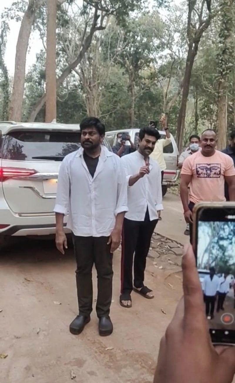 ఇంకా చెప్పాలంటే రాజమౌళిని కాదని ఎన్టీఆర్, రామ్చరణ్ బయటకు వెళ్లారనే టాక్ కూడా సోషల్ మీడియాలో, ఫిల్మ్ నగర్లో రన్ అవుతుంది. ఎందుకంటే రామ్చరణ్ ఇప్పటికే `ఆర్ఆర్ఆర్` షూటింగ్ పూర్తి కాకుండానే `ఆచార్య` షూటింగ్లో పాల్గొన్నాడు. చిరంజీవి ఒత్తిడి మేరకు చెర్రీని రాజమౌళి వదిలేసినట్టు తెలుస్తుంది.