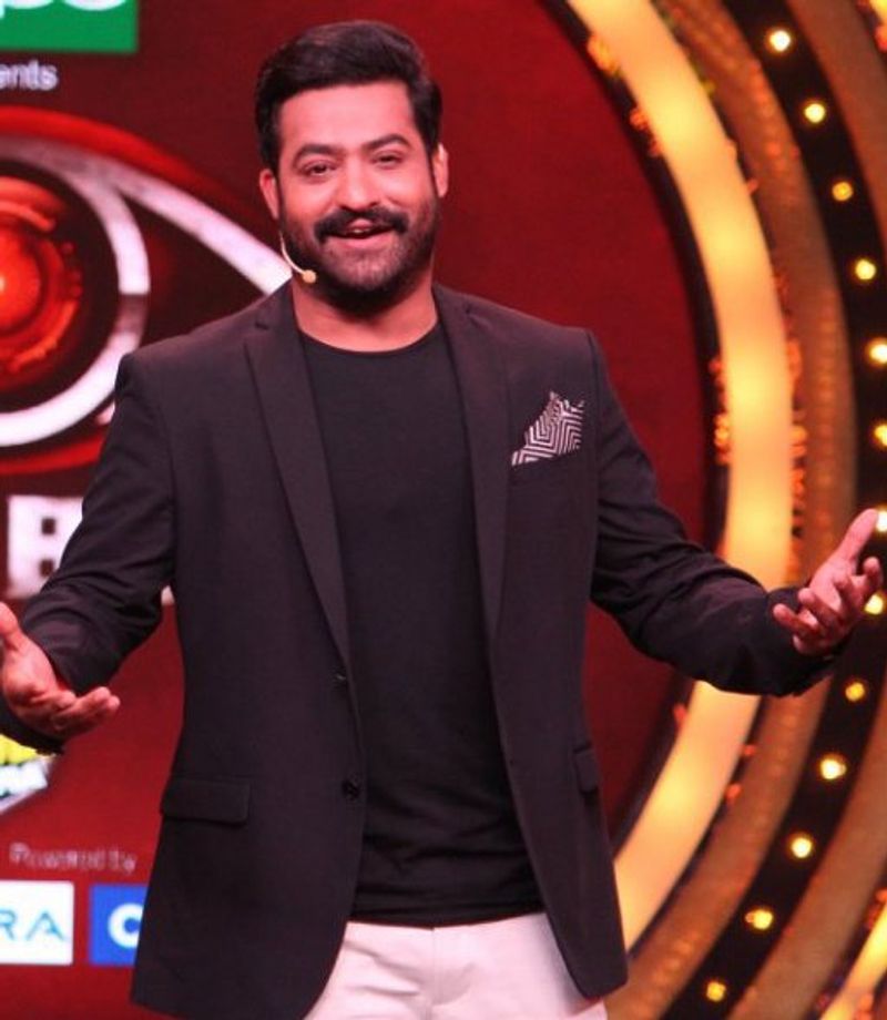 మరోవైపు ఇప్పుడు ఎన్టీఆర్ కూడా బయటకు వచ్చేశాడు. ఆయన ప్రస్తుతం `మీలో ఎవరు కోటీశ్వరుడు` షో ప్రోమో షూటింగ్లో పాల్గొన్నారు. ఇటీవల అన్నపూర్ణ స్టూడియోలో ఈ ప్రోమో షూట్ చేశారు. దీనికి త్రివిక్రమ్ డైరెక్ట్ చేయడం విశేషం. స్టార్ మాలో ఈ షో త్వరలో ప్రారంభం కానుంది. ప్రోమోని మార్చిలో విడుదలకు ప్లాన్ చేస్తున్నారు.