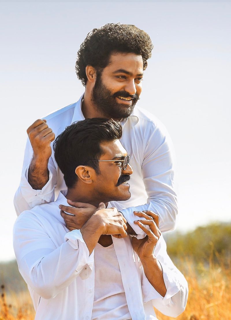 కానీ ఈ రాజమౌలి నిబంధనలు `ఆర్ఆర్ఆర్` విషయంలో వర్కౌట్ అయ్యేలా లేవు. నిజానికి `బాహుబలి` కంటే `ఆర్ఆర్ఆర్` లో హీరోల లుక్సే చాలా ప్రాధాన్యత సంతరించుకున్నాయి. అవి ఏమాత్రం డిస్ట్రర్బ్ కావడానికి ఆస్కారం లేదు. కానీ రాజమౌళి వీరిద్దరిని బయటకు వదిలేసినట్టు కనిపిస్తుంది.