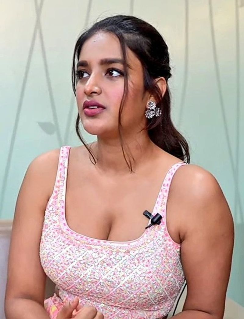 అందమే అవసరం లేదు ఆ కంటి చూపు చాలు అంటున్నారు ఫ్యాన్స్. మత్తెక్కించేలా ఉన్న ఆమె చూపులు కుర్రాళ్లని మైమరపిస్తున్నాయి. మాయ చేస్తున్నాయి.
