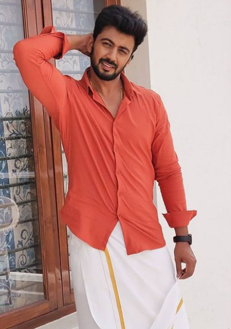 <p>ಸೀರಿಯಲ್ನಲ್ಲಿ ರೊಮ್ಯಾಂಟಿಕ್ ಲೆಕ್ಚರರ್ ಆಗಿ ಕಾಲೇಜು ಹುಡುಗಿಯ ನೆಚ್ಚಿನ</p>