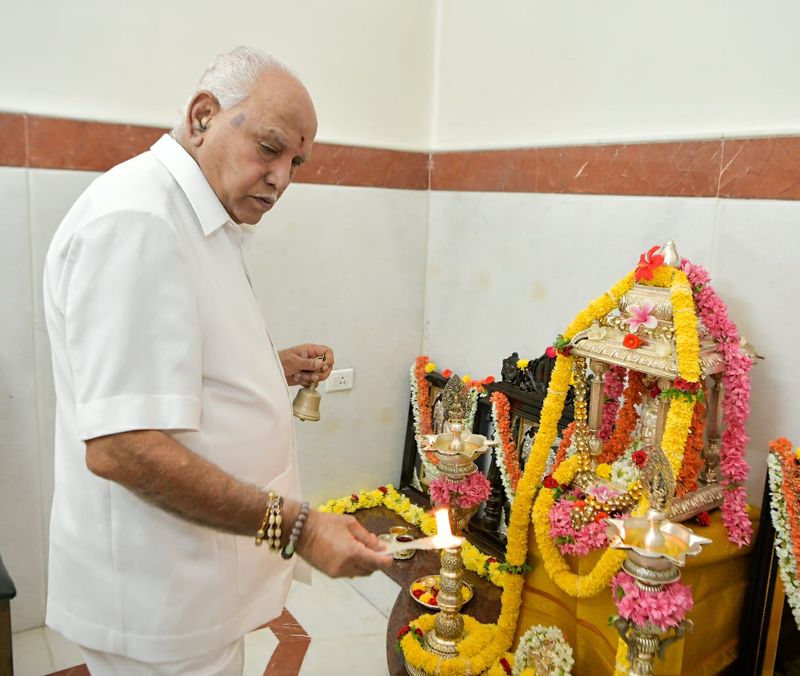 <p>ಹುಟ್ಟುಹಬ್ಬದ ನಿಮಿತ್ತ ತಮ್ಮ ನಿವಾಸದಲ್ಲಿ ದೇವರ ಪೂಜೆಯಲ್ಲಿ ನಿರತರಾದ ಬಿ ಎಸ್ ವೈ</p>