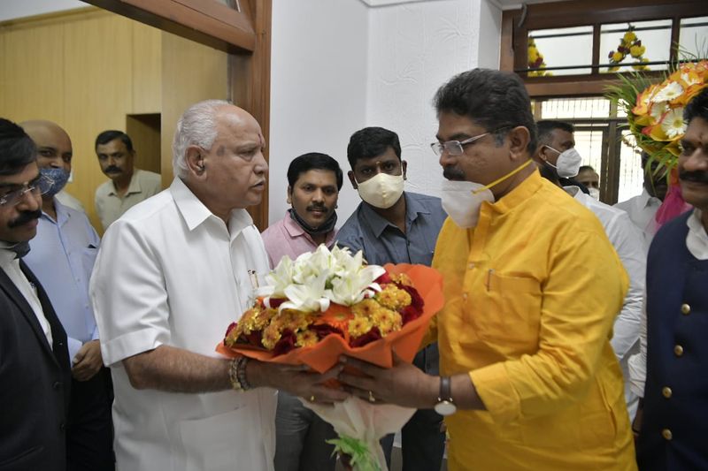 <p>ಸಿಎಂ ಭೇಟಿಯಾದ ಹುಟ್ಟುಹಬ್ಬದ ಶುಭಾಶಯ ತಿಳಿಸಿದ ಸಚಿವ ಆರ್. ಅಶೋಕ್</p>