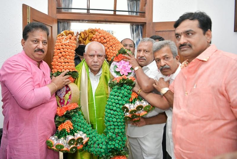 <p>ರಾಜ್ಯ ಬಿಜೆಪಿ ರೈತ ಮೋರ್ಚಾ ನಿಯೋಗದಿಂದ ಸಿಎಂ ಭೇಟಿ.. ರಾಜ್ಯಸಭಾ ಸದಸ್ಯ, ರೈತ ಮೋರ್ಚಾದ ಅಧ್ಯಕ್ಷ ಈರಣ್ಣ ಕಡಾಡಿ ನೇತೃತ್ವದಲ್ಲಿ ಕಾವೇರಿಯಲ್ಲಿ ಭೇಟಿ . ಶುಭಾಶಯ</p>