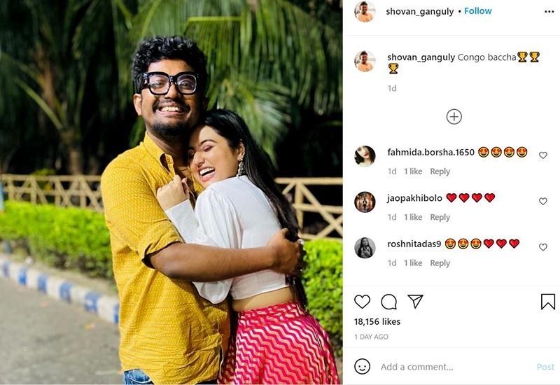 <p>প্রেমিকা আবার বাচ্চা কবে থেকে হল, হঠাৎ কী এমন হল গায়কের। এই প্রশ্নই তুলেছেন নেটিজেনরা। সম্প্রতি জি বাংলা পরিবার অ্যাওয়ার্ড সেরা জুটির পুরস্কার জিতে নিয়েছেন রাধিকা-কর্ণ। এবং সেরা মুখ হয়েছেন রাধিকা। পর্দার নায়িকাকে অভিনন্দন জানাতেই ভালবেসে স্বস্তিকাকে লিখেছেন 'অভিনন্দন বাচ্চা'।</p>
