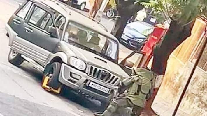 Ambani security scare: Delhi government seeks report on seizure of mobile phone from Tihar Jail-dnm Ambani security scare: Delhi government seeks report on seizure of mobile phone from Tihar Jail-dnm