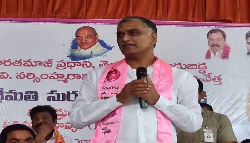 హుజూరాబాద్ అసెంబ్లీ ఎన్నికల కోసం టీఆర్ఎస్ క్షేత్రస్థాయిలో వ్యూహాలను అమలు చేస్తోంది. గత వారంలో హరీష్ రావు నేతృత్వంలో జిల్లాకు చెందిన మంత్రులు గంగుల కమలాకర్, కొప్పుల ఈశ్వర్, ప్లానింగ్ బోర్డు చైర్మెన్ వినోద్ కుమార్ లు సమావేశమయ్యారు. హుజూరాబాద్ లో అమలు చేయాల్సిన వ్యూహాంపై చర్చించారు.