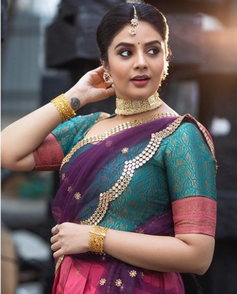 <p>ಸೋಷಿಯಲ್ ಮೀಡಿಯಾದಲ್ಲಿ ಫ್ಯಾನ್ಸ್ ಜೊತೆ ಚಾಟ್ ಮಡ್ತಾ ಅವರನ್ನೂ ನಗಿಸುತ್ತಾ ಇರುವಾಕೆ ಈಕೆ</p>