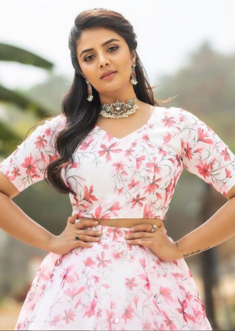 <p>ತೆಲುಗಿನಲ್ಲಿ ನಿರೂಪಣೆಯಿಂದಲೇ ಫೇಮಸ್ ಆದಾಕೆ ಈಕೆ<span style="display: none;"> </span><span style="display: none;"> </span><span style="display: none;"> </span><span style="display: none;"> </span><span style="display: none;"> </span></p>
