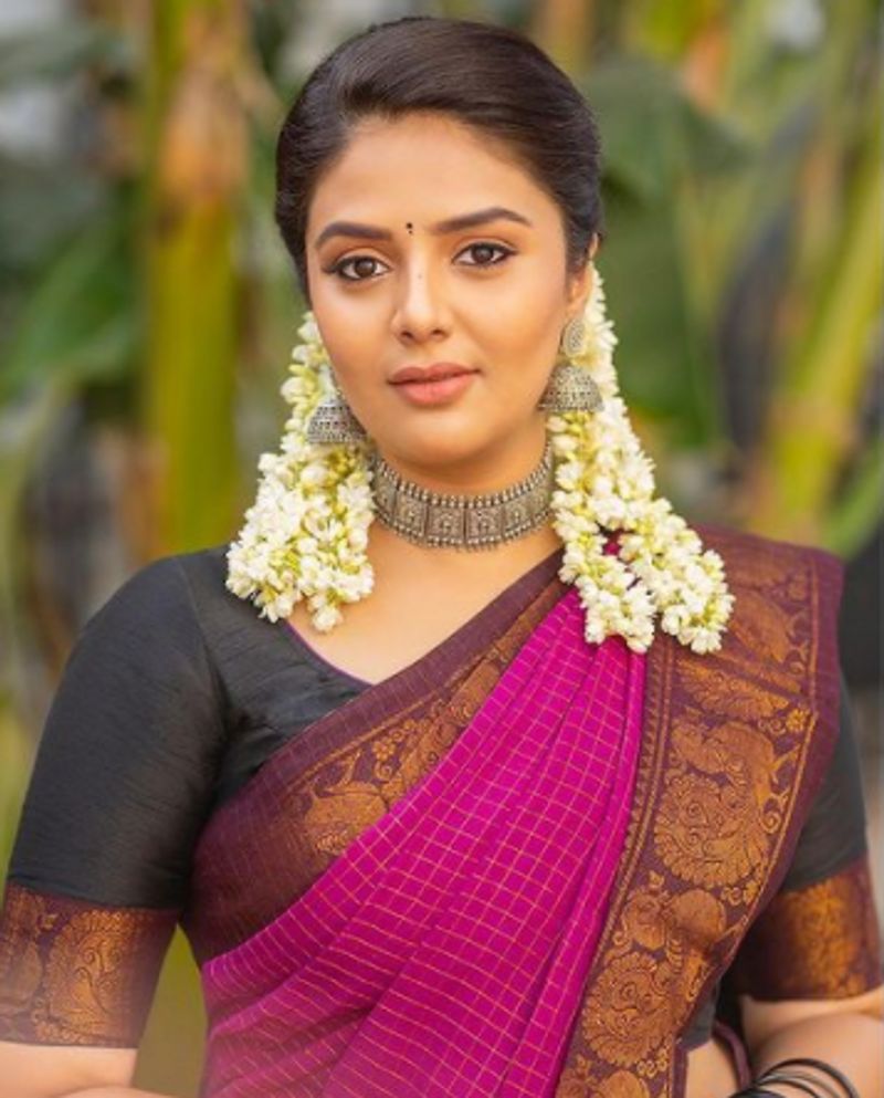 <p>ಪಟಾಸ್, ಜುಲಾಯಿ, ನೇನು ಶೈಲಜಾ, ಚಂದ್ರಿಕಾ, ಬಾಬು ಬಾಗ ಬ್ಯುಸಿ ಸೇರಿ ಹಲವು ಸಿನಿಮಾ ಮಾಡಿದ್ದಾರೆ</p>