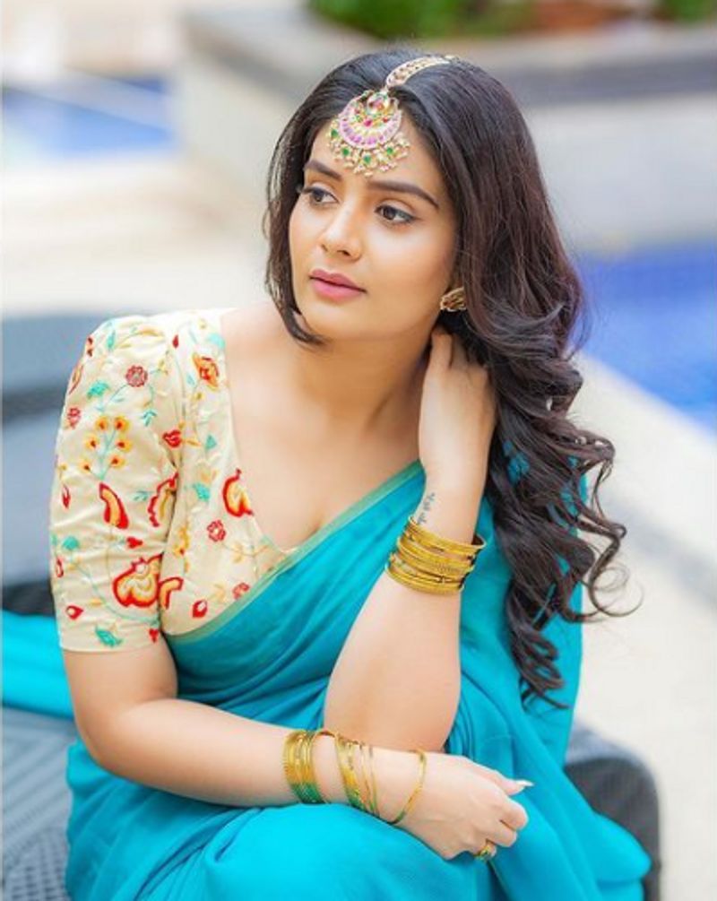 <p>ಸೋಷಿಯಲ್ ಮೀಡಿಯಾದಲ್ಲಿ ಆಕ್ಟಿವ್ ಇರುವ ಈಕೆ ಫೋಟೋ ವಿಡಿಯೋ ಸೇರ್ ಮಾಡುತ್ತಿರುತ್ತಾರೆ</p>