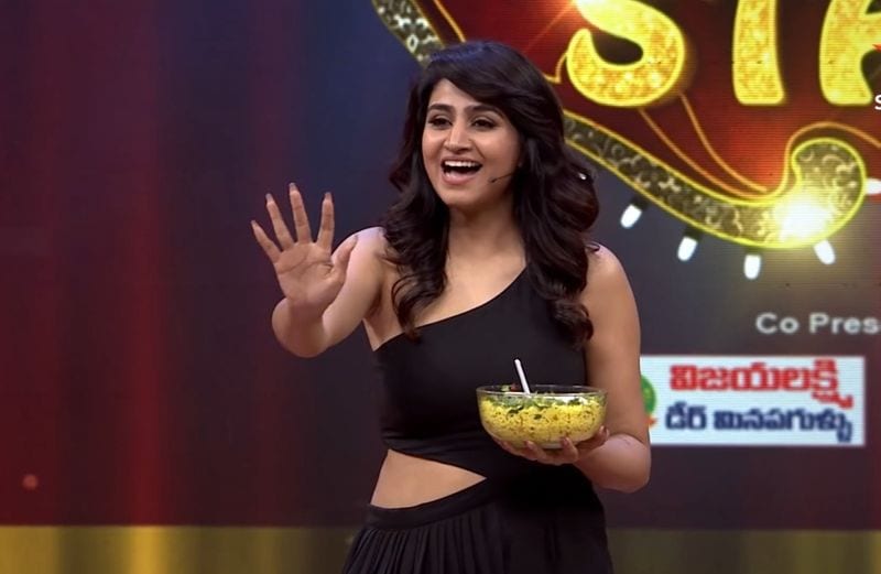 మొత్తంగా వర్షిణి స్టార్ కమెడియన్స్ షోకి పాపులారిటీ తేవడం కోసం తీవ్రంగానే కష్టపడుతున్నారు.