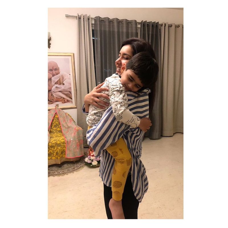 ఈ నేపథ్యంలో తన లవ్, లైట్కి సంబంధించిన సీక్రెట్స్ రివీల్ చేసిందీ హాట్ బ్యూటీ. నెఫ్యూకి చెందిన చిన్న పిల్లాడికి ముద్దు పెడుతున్న ఫోటోలను పంచుకుంది.