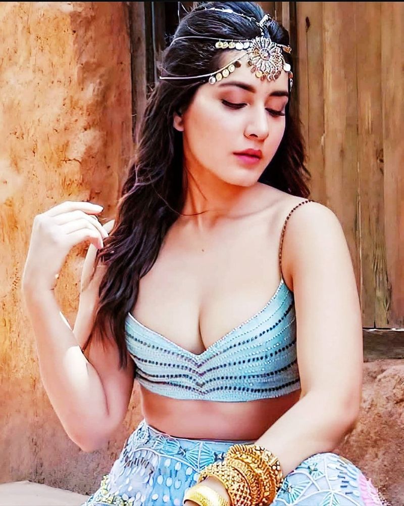 అదే సమయంలో తాను ఇంకా సింగిల్గానే ఉన్నట్టు చెప్పకనే చెప్పింది. తన జీవితంలో లవర్ పోస్ట్ ఇంకా ఖాళీగా ఉందని బహిర్గతం చేసింది రాశీ.