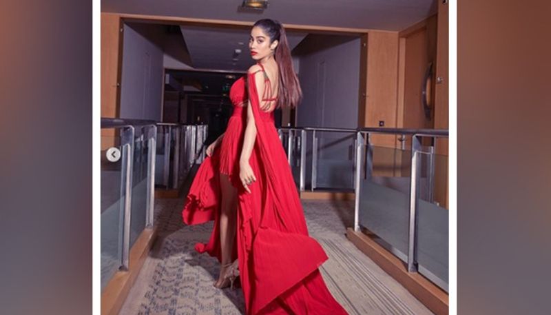 <p style="text-align: justify;">কিন্তু তেমনটা হয়নি। উল্টে মন খুলে কথা বলে জাহ্নবী জানিয়েছিলেন তিনি নিজেই আলিয়াকে ভীষণ পছন্দ করেন।</p>