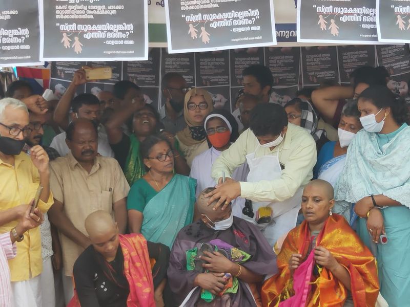 മക്കളുടെ കേസ് അട്ടിമറിച്ച ഉദ്യോഗസ്ഥർക്കെതിരെ നടപടി ആവശ്യപ്പെട്ട് വാളയാർ പെൺകുട്ടികളുടെ അമ്മ തല മുണ്ഡനം ചെയ്തു. കേരളത്തിലെ 14 ജില്ലകളിലും സർക്കാരിന്റെ നീതി നിഷേധത്തിനെതിരെ സമരം നടത്തുമെന്നും വാളയാർ പെൺകുട്ടികളുടെ അമ്മ പറഞ്ഞു. (കൂടുതല് വാര്ത്തയും ചിത്രങ്ങളും കാണാന് Read More - ല് ക്ലിക്ക് ചെയ്യുക)