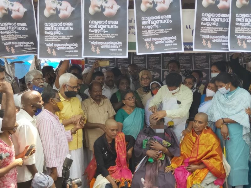 തെരഞ്ഞെടുപ്പ് തീയതി ഇന്നലെ പ്രഖ്യാപിച്ചതോടെയാണ് ഇന്ന് പെൺകുട്ടികളുടെ അമ്മ തല മുണ്ഡനം ചെയ്തത്. 14 ജില്ലകളിലും സർക്കാരിന്റെ നീതി നിഷേധത്തിനെതിരെ വാളയാർ അമ്മയെ മുൻനിർത്തി പ്രതിഷേധങ്ങൾ സംഘടിപ്പിക്കാനാണ് സമരസമിതിയുടെ തീരുമാനം.