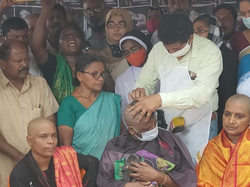 കുട്ടികളുടെ വസ്ത്രങ്ങളും ചെരിപ്പും പാദസരങ്ങളും നെഞ്ചോട് ചേര്ത്ത് പിടിച്ചാണ് അമ്മ തലമുണ്ഡനത്തിനായി സമരവേദിയിലിരുന്നത്.