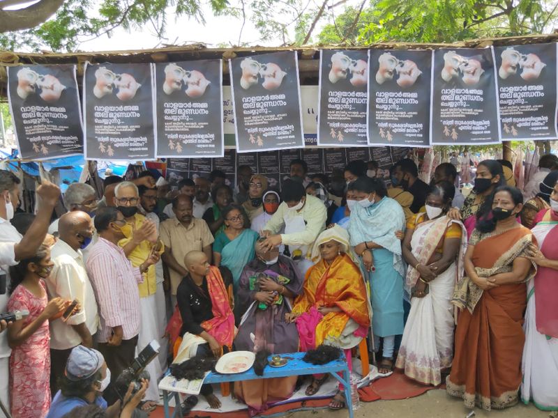 ഇതിന് നമ്മുടെ മുന്നില് പ്രത്യക്ഷത്തിലുള്ള കേസാണ് വാളയാറിലെ രണ്ട് പിഞ്ച് പെണ്കുഞ്ഞുങ്ങളുടെ കേസ്. വാളയാര് അട്ടപ്പള്ളത്തെ ഒറ്റ മുറി വീട്ടില് മൂത്ത പെണ്കുട്ടിയെ തൂങ്ങി മരിച്ച നിലയില് കണ്ടെത്തിയിട്ട് നാല് വര്ഷമാകുന്നു. 2017 ജനുവരി 13 നാണ് മൂത്തകുട്ടിയെ ഒറ്റമുറി വീടിനകത്ത് തൂങ്ങിമരിച്ച നിലയിൽ കണ്ടെത്തിയത്.