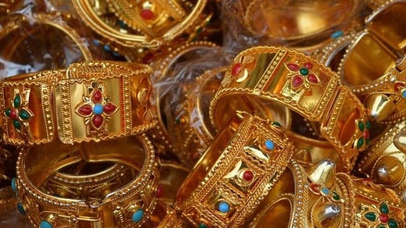 <p>ಒಂದು ಹಂತದ ಕೊರೋನಾ ಕೊನೆಯಾಗುವಷ್ಟರಲ್ಲಿ ಸಾರ್ವಕಾಲಿಕ ದಾಖಲೆ ಸೃಷ್ಟಿಸಿದ್ದ ಚಿನ್ನದ ದರ ನಿಧಾನವಾಗಿ ಇಳಿದಿತ್ತು.</p>