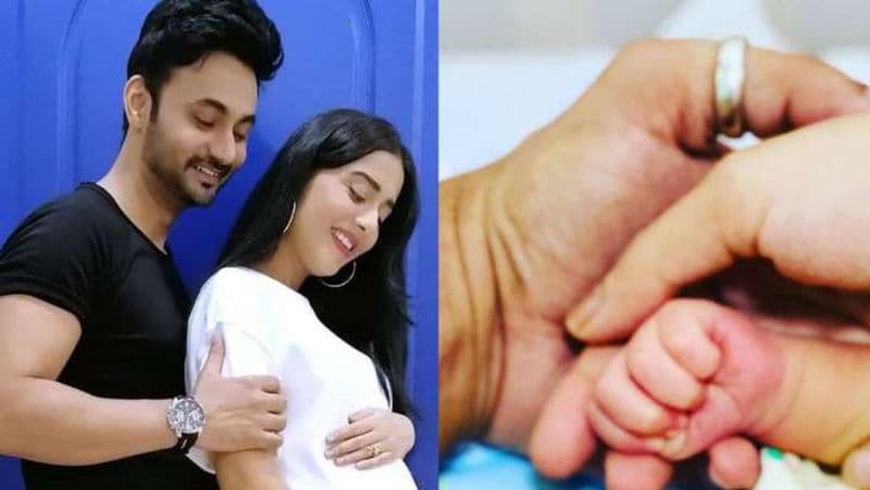 <p><br />
সদ্যই মা হয়ে নতুন জীবনকে পুরোপুরি উপভোগ করছেন অমৃতা রাও। একরত্তি ছেলেকে সযত্নে কোলে আগলে প্রকাশ্য়েই স্তন্যপান করাচ্ছেন অমৃতা। ঝড়ের গতিতে সোশ্যাল মিডিয়ায় ছড়িয়ে পড়েছে এই ছবি।</p>