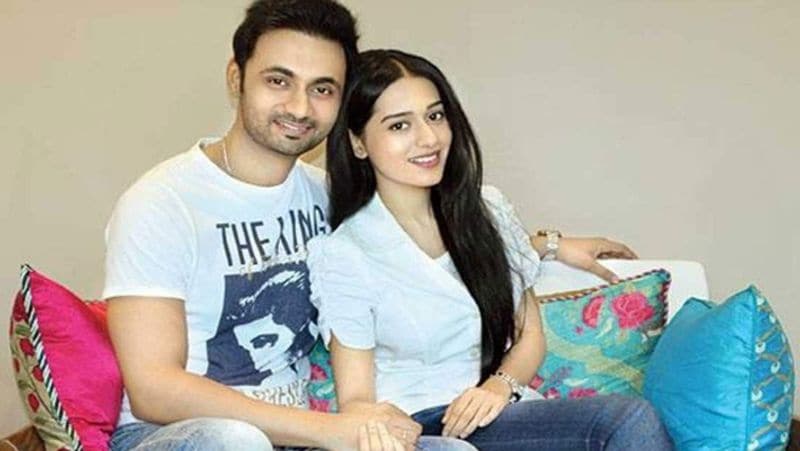 <p><br />
সামাজিক মাধ্যমে মাঝেমধ্যেই বিশ্বের অনেক তাবড় তাবড় অভিনেত্রীরাই সন্তানকে স্তন্যপান করানোর ছবি শেয়ার করেন কিন্তু ভারতীয় অভিনেত্রীদের ক্ষেত্রে তা বিরল দৃশ্য। অত্যন্ত সাহসীকতার সঙ্গেই এই পদক্ষেপ নিয়েছেন অমৃতা।</p>