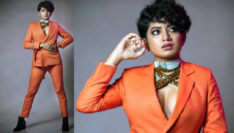 ഓറഞ്ച് നിറത്തിലുള്ളതാണ് ഔട്ട്ഫിറ്റ് ആണ് അനാര്ക്കലി ധരിച്ചിരിക്കുന്നത്. മെൻലിസ് അപ്പാരെൽസാണ് വസ്ത്രം തയ്യാറാക്കിയത്.