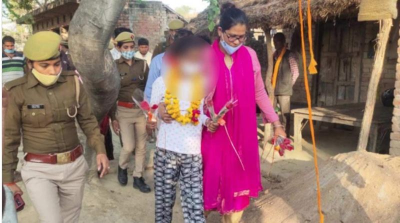 बताते चले कि 17 फरवरी को बबुरहा गांव में खेत में तीन लड़कियां काजल, कोमल और रोशनी संदिग्ध हालात में मिली थीं। उनके मुंह से झाग निकल रहा था। काजल और कोमल की मौत हो गई और रोशनी का इलाज कानपुर में चल रहा है। उसकी हालत नाजुक थी, लेकिन अब वो स्वस्थ्य होकर घर आ गई है।