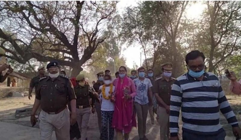 मीडिया रिपोर्ट्स के मुताबिक एसपी आनंद कुलकर्णी ने कहा है कि, 'लड़की ने अपने बयान में कहा कि विनय और उसका दोस्त घटना के दिन खेत में आए थे। उस समय, वह और दो अन्य लड़कियां जानवरों के लिए चारा इकट्ठा कर रही थीं, इस बीच विनय ने कुछ नाश्ते की पेशकश की, जिसे उन लोगों ने अस्वीकार कर दिया,फिर विनय ने उन्हें पानी पिलाया, इसे पीने के बाद वे अचानक बेहोश हो गईं थी।