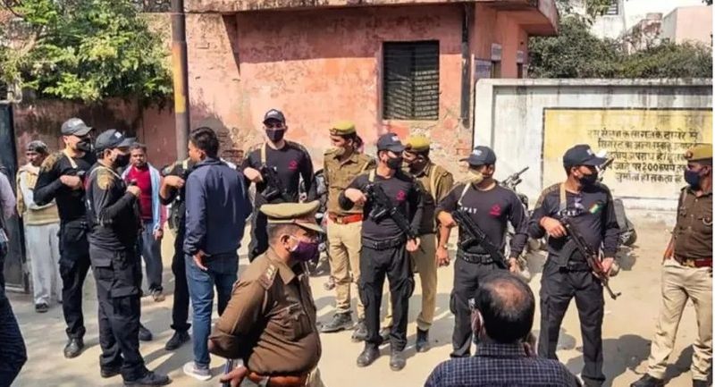 पुलिस के मुताबिक गिरफ्तार विनय एक लड़की से प्यार करता था। उसने उस लड़की से मोबाइल नंबर मांगा था, लेकिन उसने मना कर दिया। इसके बाद विनय ने उसे मारने की साजिश रची थी।
(फाइल फोटो)