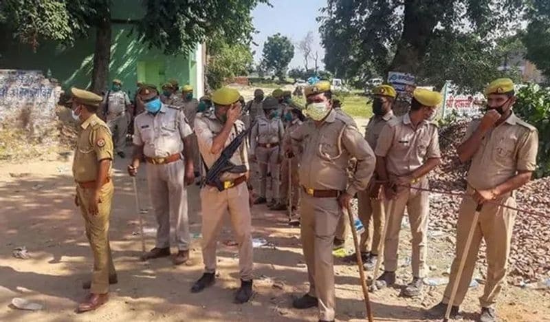 बता दें कि घटना के बाद जांच के दौरान फॉरेंसिक टीम ने घटना स्थल से बोतल और चिप्स का पैकेट जब्त किया था। इसी के जरिए पुलिस आरोपी विनय तक पहुंची। घटना के दिन दो युवकों को खेतों से भागते हुए देखा गया था। इसके बाद उनकी तलाश की गई और फिर इन युवकों को गिरफ्तार किया गया था।
(फाइल फोटो)