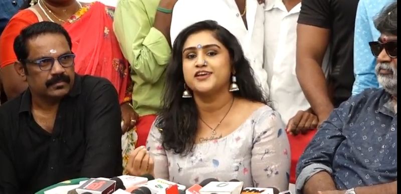నిర్మాత పీటర్ పాల్ తో ఆమెకు మూడవ వివాహం జరిగింది. నెలల వ్యవధిలోనే ఆమె మూడో భర్తకు కూడా టాటా బై బై చెప్పేసింది. అలాగే ఆ మధ్య మరలా ప్రేమలో పడ్డట్టు వార్త పేల్చి, సంచలనానికి తెరలేపింది.